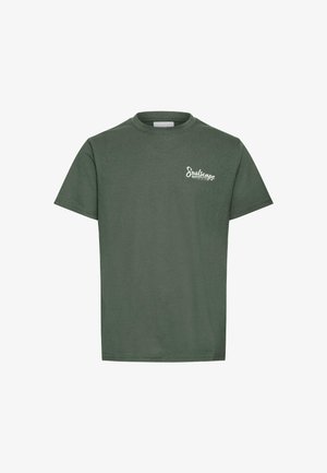 T-shirt en coton vert foncé à manches courtes avec col rond. Présente un petit logo blanc "Soulscape" sur la partie gauche de la poitrine.