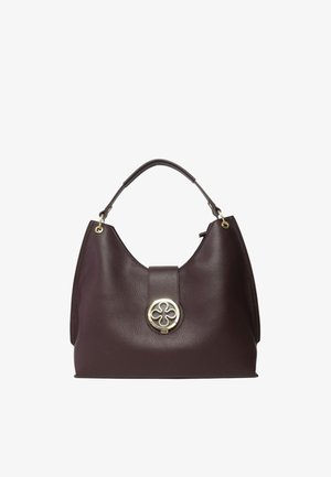 Bolso de mano de cuero marrón con forma redondeada, superficie texturizada y un adorno dorado en el cierre frontal. Diseño de asa única.