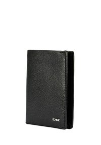 Czarny skórzany portfel o teksturowanym wykończeniu, składany w dwóch częściach, z widocznym szwem. Na przedniej stronie znajduje się małe srebrne logo.