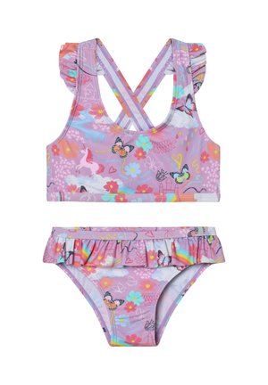 Badeanzug-Set mit lilafarbenem Hintergrund und bunten Mustern aus Blumen, Schmetterlingen und Einhörnern. Das Oberteil hat Rüschen-Träger und einen Kreuzrücken.