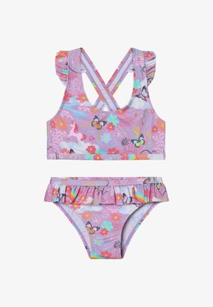 Conjunto de traje de baño con fondo lila y patrones coloridos de flores, mariposas y unicornios. La parte superior tiene tirantes con volantes y un diseño cruzado en la espalda.