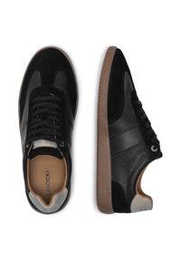 Must musta ja nahast tenniset, pruunist kummist tald, mustad paelad ja hallid kontsakaunistused, kuvatud ülemise ja külgvaatega.