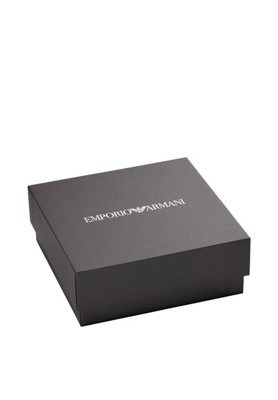 Sort gaveæske med en tekstureret overflade, der har "Emporio Armani"-logoet i hvidt centreret på låget. Firkantet form med aftageligt låg.