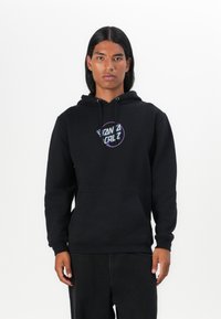 Felpa nera con cappuccio e tasca frontale a marsupio, dotata di un logo circolare multicolore sul petto. Texture morbida, design classico a pullover.