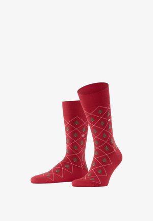 Rote Socken mit Rautenmuster, die grüne Bäume und weiße Akzente zeigen. Mit geripptem Bündchen, weicher Textur und Design in mittellanger Höhe.