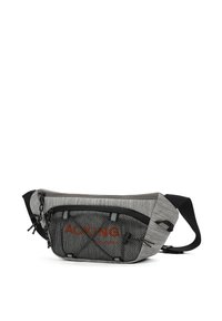 Marsupio in tessuto grigio con tasca anteriore in rete nera e logo arancione. Dotato di cintura regolabile e scomparti con cerniera. Design compatto.