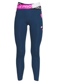 Granatowe legginsy z gładkiego, elastycznego materiału. Pas jest wielokolorowy z logo "NIKE PRO". Zawiera detal z logo na udzie.