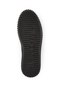 Semelle de chaussure en caoutchouc noir avec une texture antidérapante et des rainures. Présente "Marc O'Polo" embossé au centre. Bords arrondis avec un design en forme de vagues.