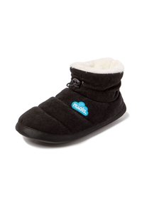 Zapatilla de corduroy negra con un forro blanco de felpa, diseño acolchado, punta redondeada y cordón ajustable con un acento de logotipo azul.
