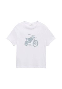 Bílý bavlněný tričko s kulatým výstřihem, které má světle modrou grafiku motocyklu a text "FAST TRACK" pod designem.