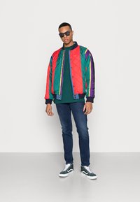 Pegador LOGO TEE - T-shirt básica - pine green