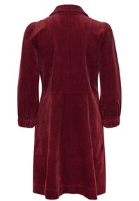 Robe en velours côtelé bordeaux avec des manches longues, un col et des poignets r gathers. Présente des rayures verticales et une silhouette évasée.