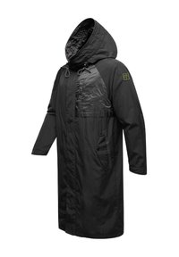 Lång svart kappa med huva, med en kombination av matta och glänsande ytor. Inkluderar en främre dragkedja, två sidofickor och snörningsdetaljer.