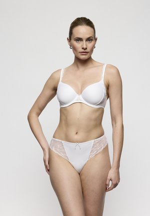 Wit lingerie set met een gewatteerde beha met kanten rand en doorschijnende slips met kantpanelen, beide met zachte texturen en delicate accenten.