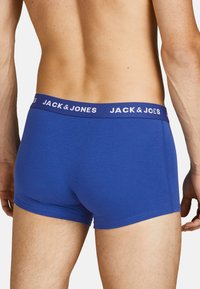 Blaue Baumwoll-Boxershorts mit einem weißen elastischen Bund, der das Logo "JACK & JONES" trägt, glatte Textur und figurbetontes Design.