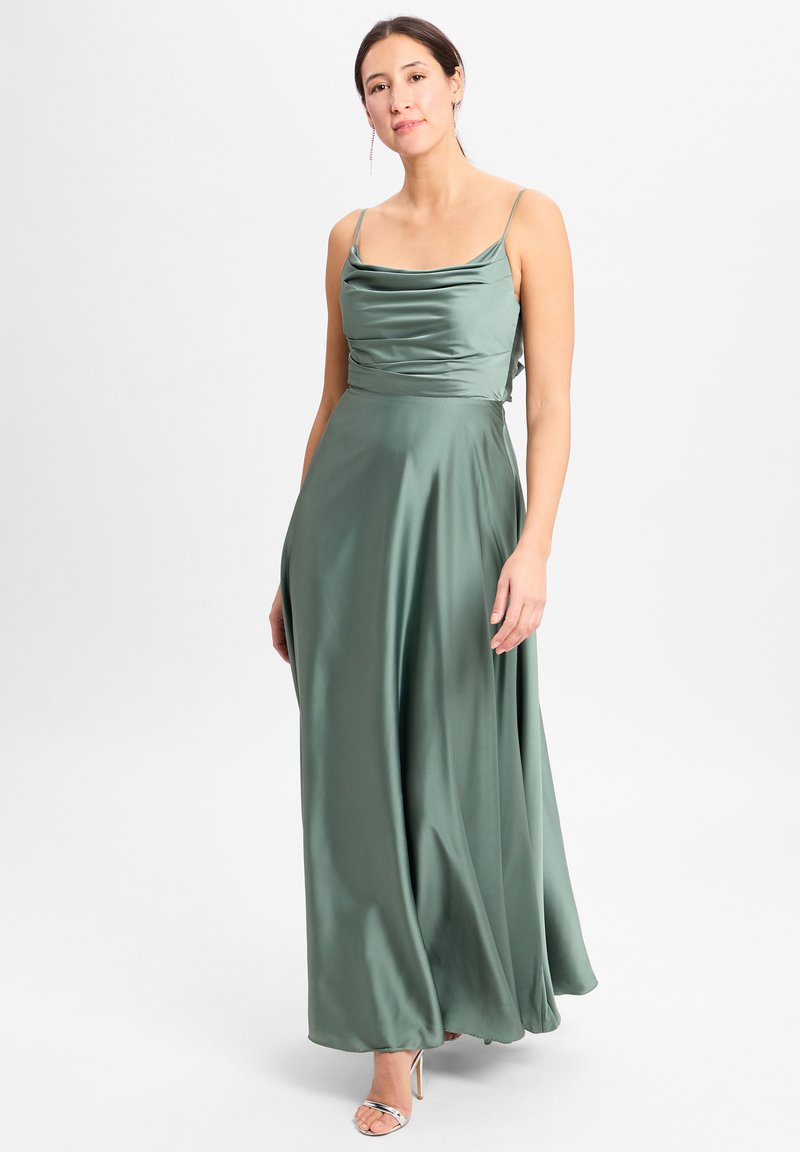 Grünes Satin-Maxikleid mit Cowl-Ausschnitt, Spaghetti-Trägern und fließendem Rock. Der Stoff hat eine glatte, glänzende Textur.