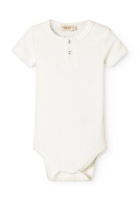 Hvit bomullsribbet body med korte ermer, med to trykknapper og rund hals. Myk tekstur og tettsittende design.