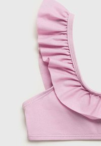 Svetloružový bikiny vrch s volánovým ramienkom, hladkou textúrou a štruktúrovanou látkou. Ideálny na plavky alebo plážové oblečenie.