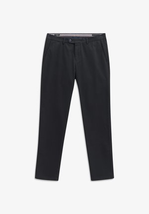 Schwarze, schmal geschnittene Herrenhose mit vorderen Taschen, Gürtelschlaufen und Knopfverschluss, flach auf weißem Hintergrund dargestellt.