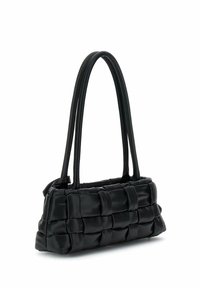 Borsa a mano rettangolare nera con lunghe maniglie doppie e una texture in pelle intrecciata imbottita, appoggiata su uno sfondo bianco.