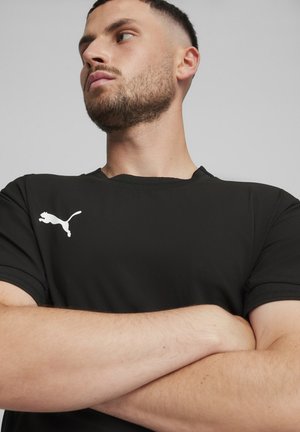 Zwarte sport T-shirt met korte mouwen, voorzien van een ronde hals en een wit Puma-logo accent op de linkerkant van de borst. Gladde textuur.