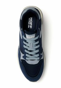 Herrensneakers i marinblått och grått med ljusgrå snören, paneler i mocka och tyg samt "HOFF"-logotyp på plösen och innersulan.