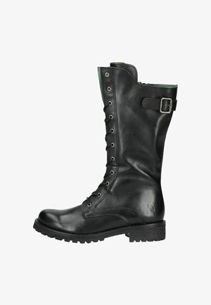 Botte en cuir noir montant jusqu'au genou avec un laçage sur le devant, doublure verte, détail de boucle et semelle en caoutchouc texturé pour une meilleure adhérence. Logo circulaire sur le côté.