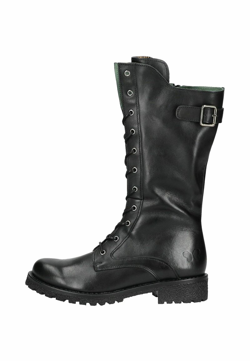 Botte en cuir noir montant jusqu'au genou avec un laçage sur le devant, doublure verte, détail de boucle et semelle en caoutchouc texturé pour une meilleure adhérence. Logo circulaire sur le côté.