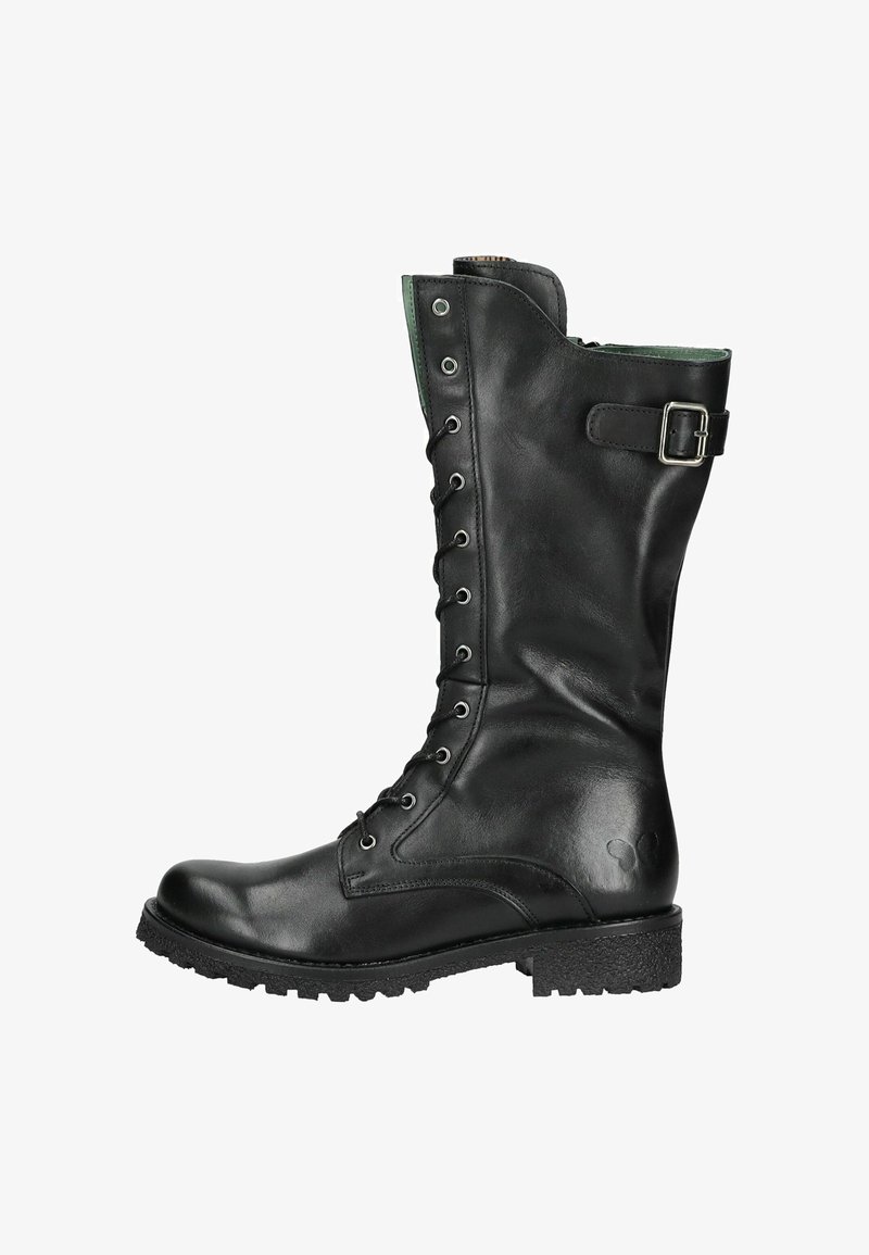 Botte en cuir noir montant jusqu'au genou avec un laçage sur le devant, doublure verte, détail de boucle et semelle en caoutchouc texturé pour une meilleure adhérence. Logo circulaire sur le côté.