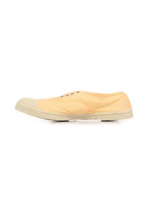 Baskets slip-on en toile orange clair avec embout et semelle en caoutchouc beige, œillets métalliques, vues de profil sur fond blanc.
