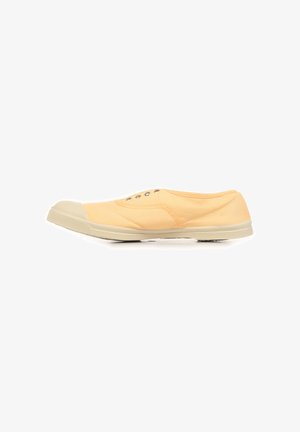 Baskets slip-on en toile orange clair avec embout et semelle en caoutchouc beige, œillets métalliques, vues de profil sur fond blanc.