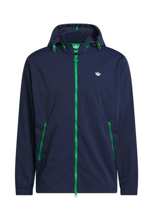 Giacca a vento blu navy con zip verde e dettagli con cordino, dotata di due tasche laterali e un piccolo logo sul petto.