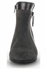 Graue Wildleder-Ankle-Boots mit runder Zehenform, glänzendem schwarzen, geschwungenen Schaft und seitlichem Reißverschlussdetail. Flache Sohle und glatte Textur.