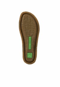 Hnědá texturovaná stélka s vyraženým logem žáby a zelenou etiketou označující "Recyclus udržitelný s maximálním pohodlím."