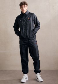 Ellesse - TORNATI SPORTSUIT SET - Trenirka - black Miniaturna slika 1