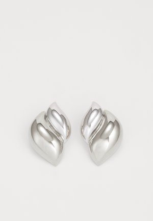 Pendientes de plata con una forma orgánica y abstracta. Superficie lisa y brillante con un diseño cónico. Presentan suaves curvas y un detalle de línea central.