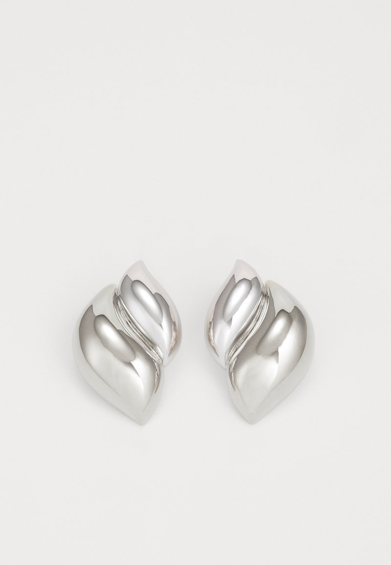 Brincos de prata com uma forma orgânica e abstracta. Superfície lisa e brilhante com um design em forma de afunilamento. Apresenta curvas subtis e um detalhe de linha central.