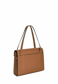 Borsa a tracolla in pelle marrone con una forma strutturata, dotata di due manici, cuciture a contrasto e chiusura a pattina. Design pulito e minimalista.