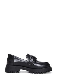 Schwarze Lederloafers mit einer klobigen, riffelten Sohle und dekorativer Schnalle. Glatte Textur, abgerundete Zehen und minimalistisches Design.