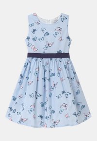 Hellblaues Sommerkleid mit Streifenmuster und Schmetterlingsdruck. �Ärmelloses Design, taillierte Passform mit einem dunkelblauen Gürtel und ausgestelltem Rock.