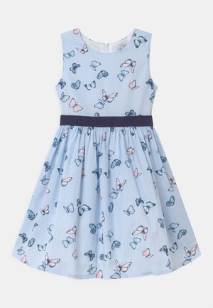 Jasnoniebieska sukienka na ramiączkach z paskowanym wzorem i nadrukiem motylków. Bez rękawów, dopasowana talia z ciemnoniebieskim paskiem i rozkloszowanym dołem.
