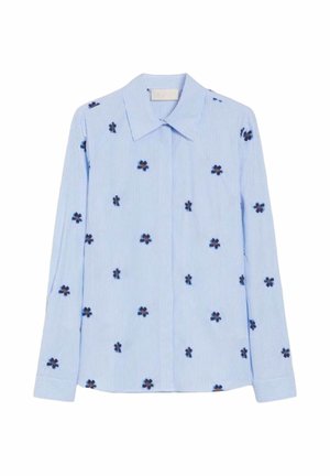 Camicia azzurro chiaro a maniche lunghe con sottili righe bianche e ricamo sparso di piccoli fiori blu navy e arancioni, colletto appuntito, polsini con bottoni.