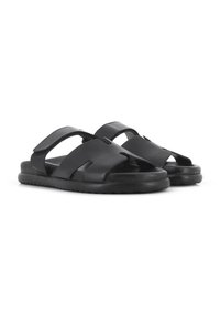 Sandalias de cuero negro con dos correas anchas, diseño de punta abierta, suela texturizada y bordes redondeados para mayor comodidad.