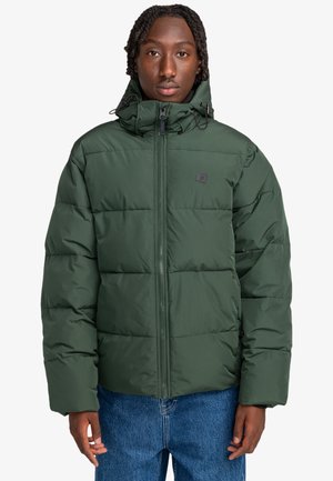 Chaqueta de plumas verde con cierre frontal, cuello alto y cordones ajustables. Presenta secciones acolchadas y un acento de logo en el pecho.