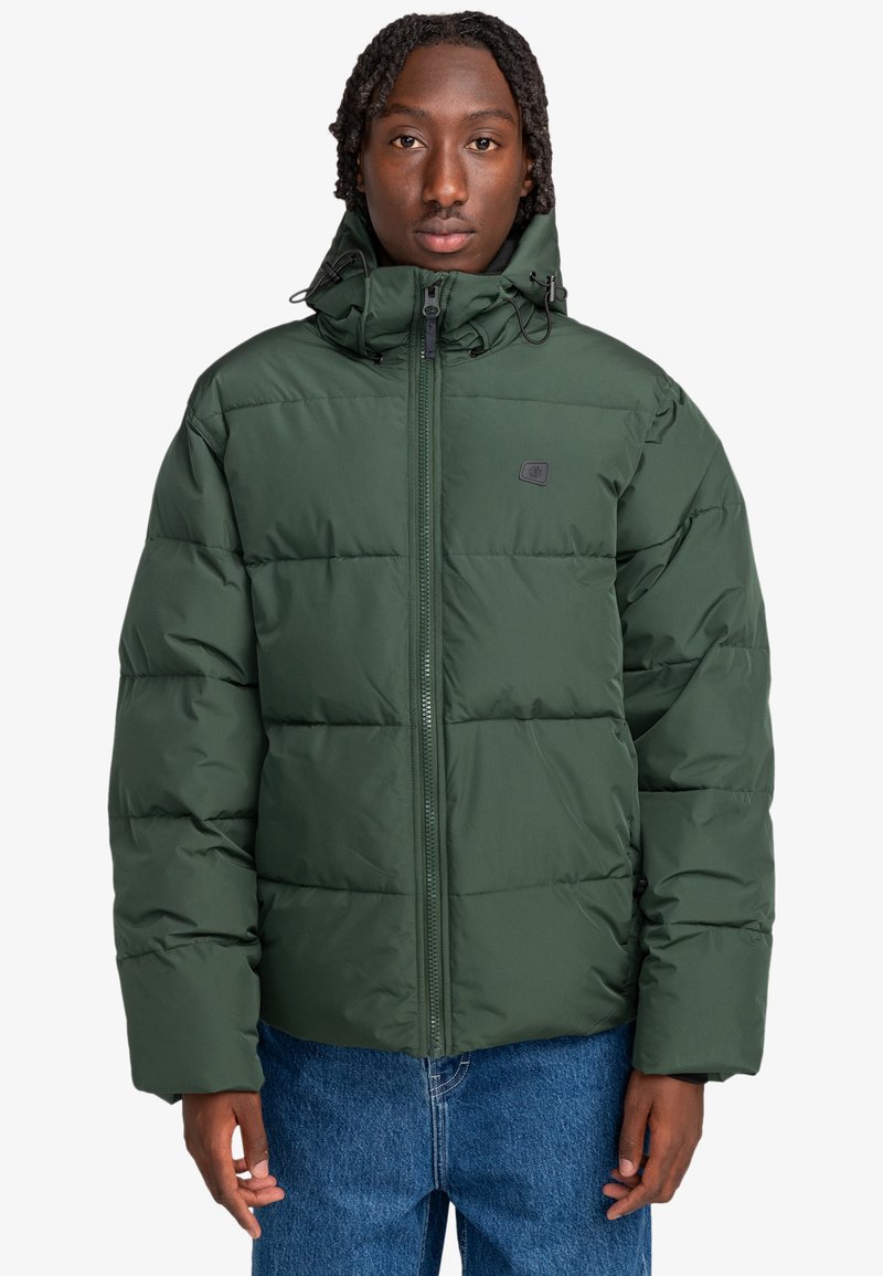 Giacca a vento verde con zip frontale, colletto alto e cordini regolabili. Presenta sezioni imbottite e un logo sul petto.