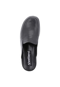 Chaussure noire en cuir à enfiler avec un bout rond, présentant une texture lisse et des coutures minimales. Nom de la marque visible sur la semelle intérieure.