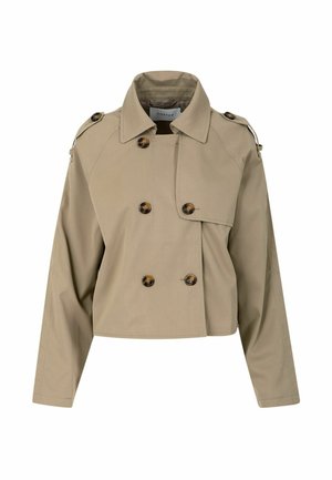 Beige cropped dobbeltradet jakke med bred krave, skulderlapper og brune knapper på hvid baggrund.