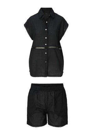 Schwarzes Kurzarm-Hemd mit Knöpfen und Häkelbesatz, kombiniert mit passenden schwarzen Shorts mit elastischem Bund und Häkel-Details an den Säumen.