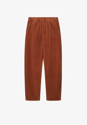 Bruine ribfluwelen broek met elastische tailleband en zijzakken, recht model, tegen een witte achtergrond.