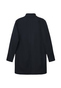 Cappotto lungo di colore blu navy realizzato in un tessuto liscio. Presenta un colletto alto e fessure laterali, maniche lunghe e una vestibilità sartoriale.